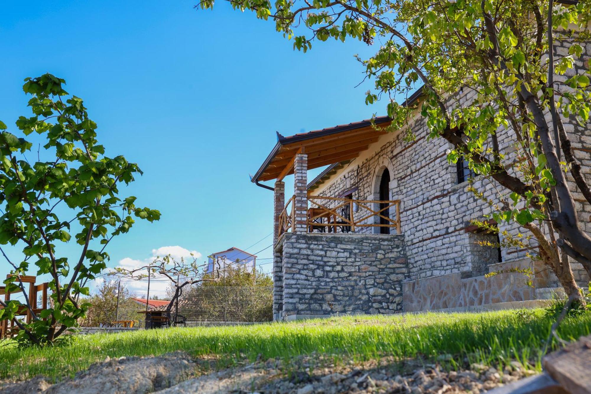 Villa Shpiragu Village Experience เบราท ภายนอก รูปภาพ