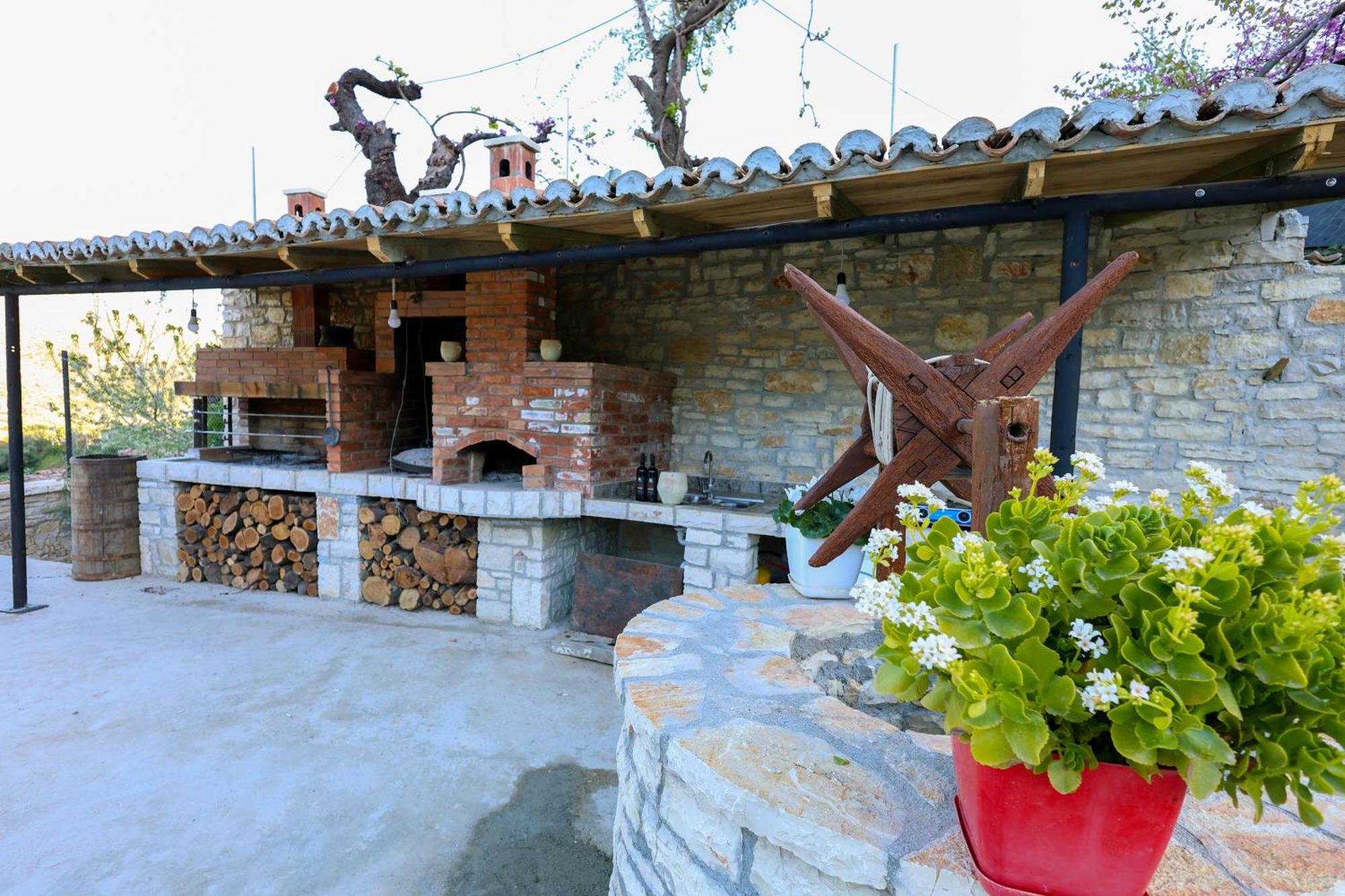 Villa Shpiragu Village Experience เบราท ภายนอก รูปภาพ