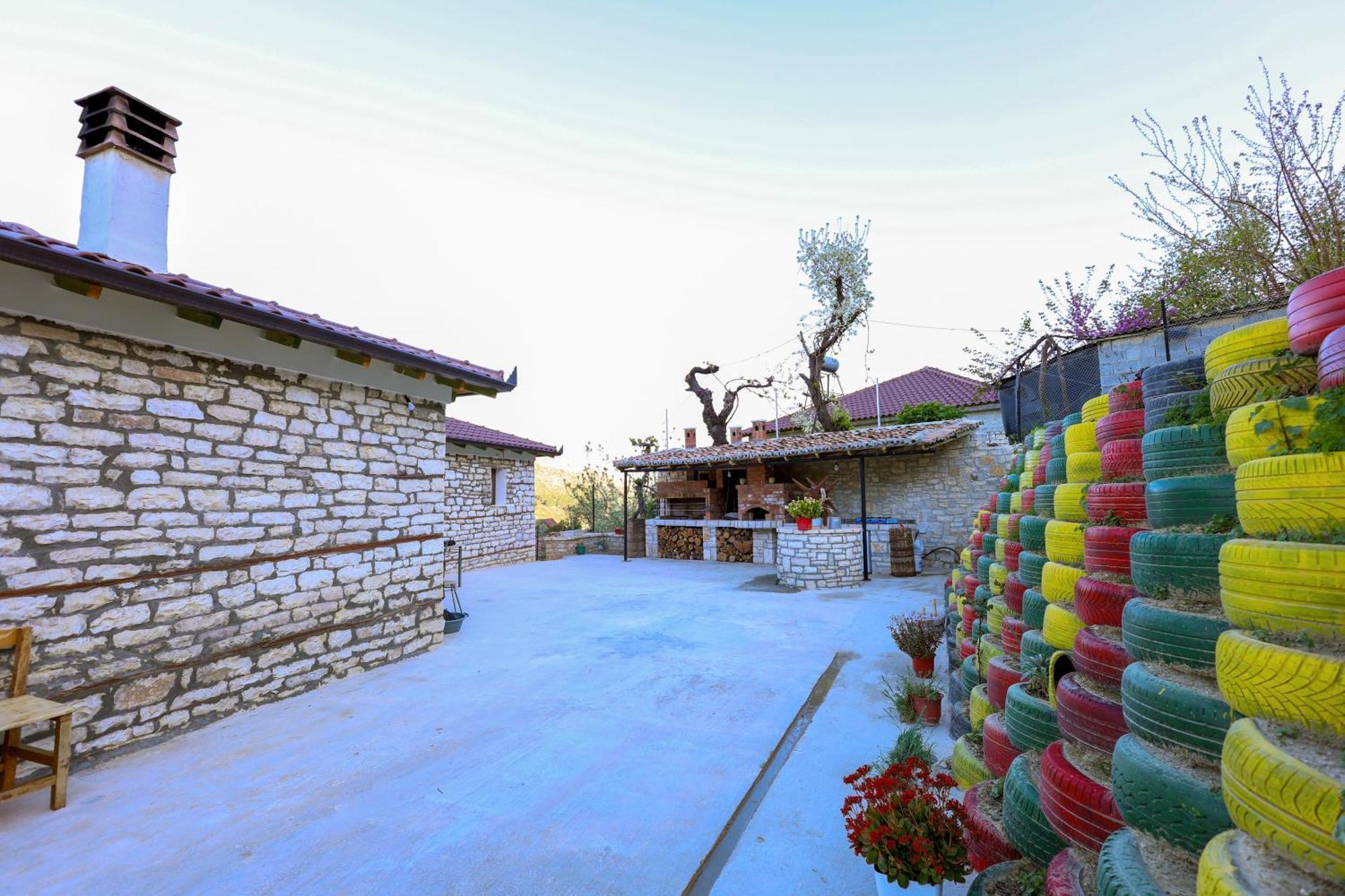 Villa Shpiragu Village Experience เบราท ภายนอก รูปภาพ