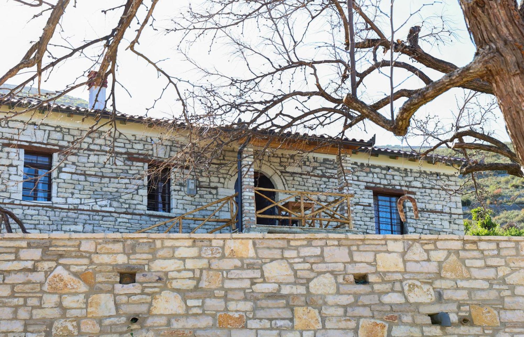 Villa Shpiragu Village Experience เบราท ภายนอก รูปภาพ