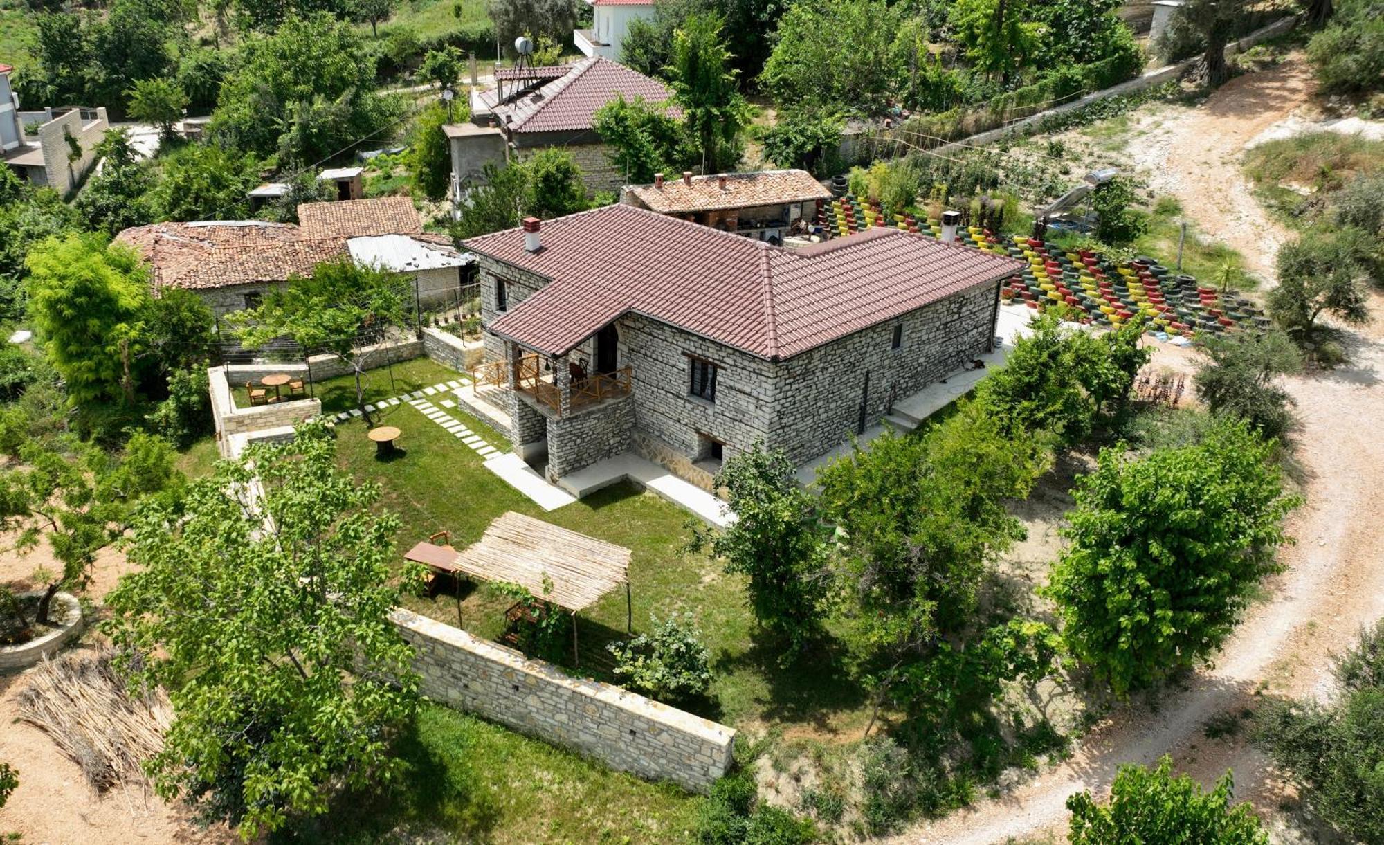 Villa Shpiragu Village Experience เบราท ภายนอก รูปภาพ