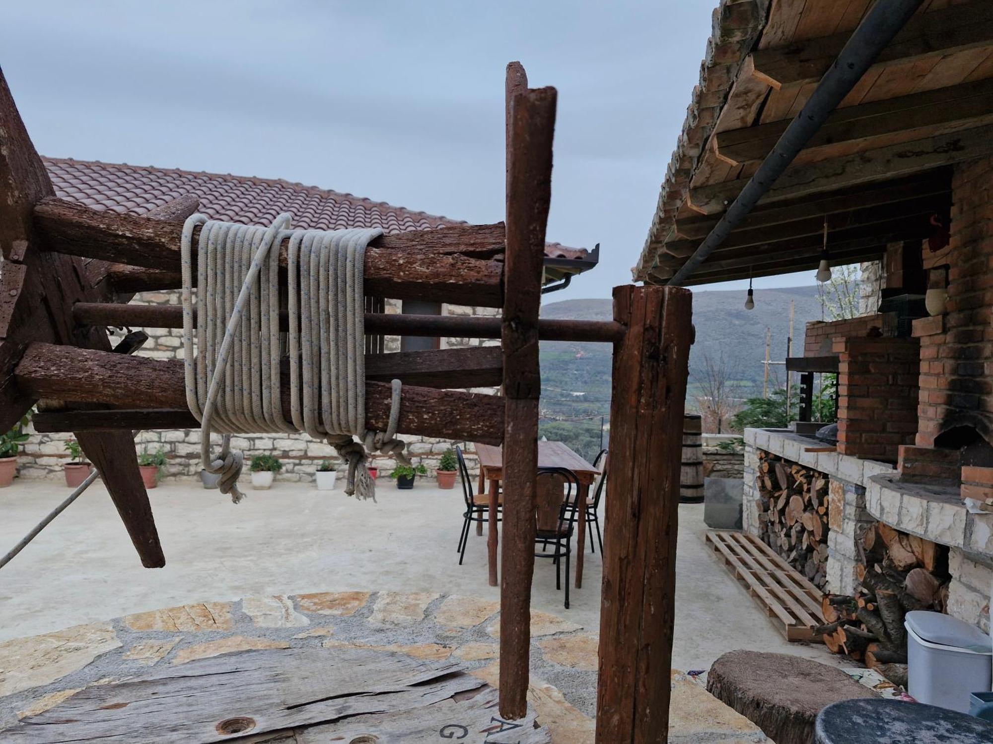 Villa Shpiragu Village Experience เบราท ภายนอก รูปภาพ